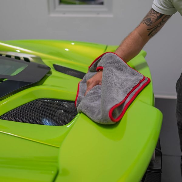 Das Autowelt Tuch, Two-Cut-Plush, wird benutzt für einen grünen Sportwagen.