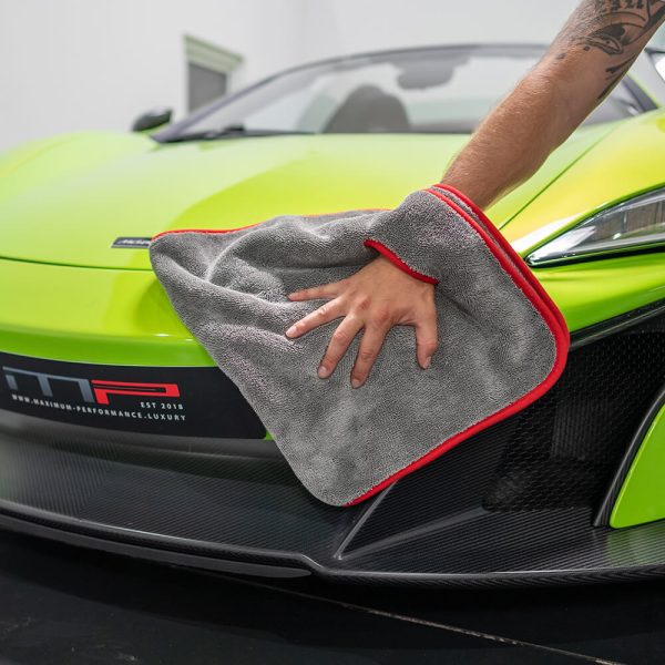 Unser Tuch für die Autowelt, das Two-Cut-Twisted, wird für einen grünen Sportwagen genutzt.