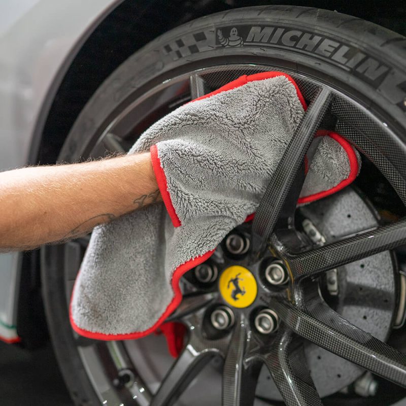 Mit dem Grip-Cut-Plush wird ein Auto-Reifen sauber gemacht.