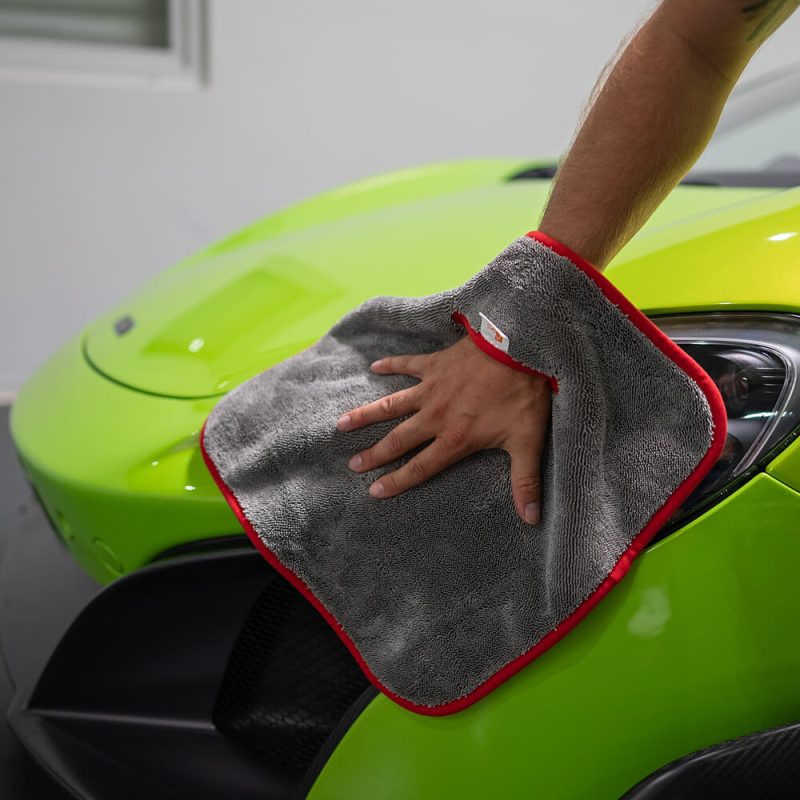 Ein grünes Auto wird mit dem Tuch One-Cut-Twisted geputzt.